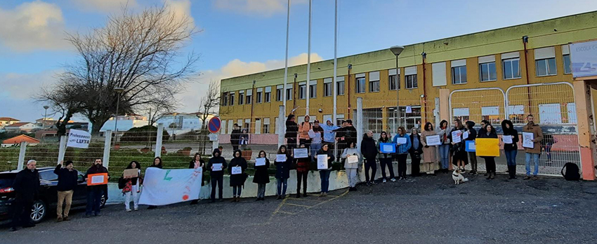 Centenas de professores e auxiliares em protesto e escolas