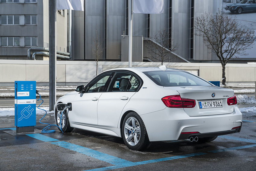 P90208287 highRes bmw 330e 01 2016