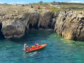 Resgatado cão isolado numa gruta ao largo da praia do Carreiro de Joanes em Peniche pela Autoridade Marítima Nacional