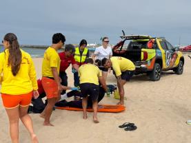 Surfista suíça ferida na Praia do Molhe Leste em Peniche transportada para o hospital