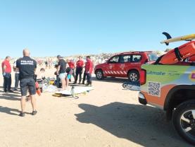 Autoridades retiram da água surfista acidentado na Praia da Cova de Alfarroba em Peniche