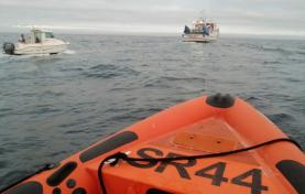 Marinha coordena resgate de duas pessoas em embarcação com incêndio a bordo ao largo de Peniche