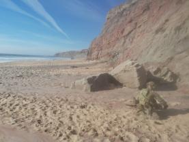 Mergulhadores da Marinha inactivam engenho pirotécnico na Praia do Valmitão