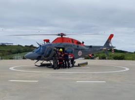 Heliporto dos Bombeiros da Lourinhã acolhe helicóptero da FAP para evacuar ferido resgatado ao largo da costa