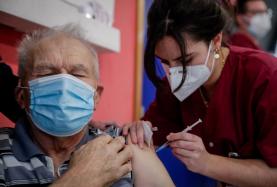 Covid-19: Intervalo entre toma de doses da vacina da Pfizer sobe para 28 dias