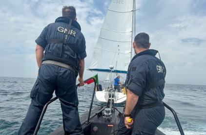 GNR presta apoio a veleiro em dificuldades ao largo da Costa Oeste
