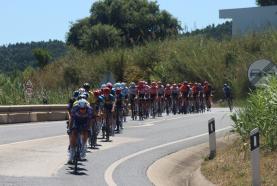 No dia em que a Vuelta passou pelo Oeste, Kaden Groves vence etapa e Wout van Aert é líder