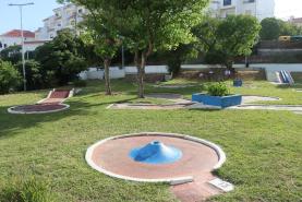 Começaram as obras de requalificação do campo de minigolfe da Praia da Areia Branca