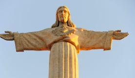 Cristo-Rei e outros monumentos iluminam-se de vermelho contra perseguição de cristãos
