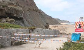 APA e Município da Lourinhã realizam derrocada controlada de arriba na Praia de Porto das Barcas