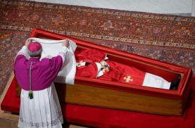 Milhares de pessoas em Roma participam na missa exequial do Papa Francisco