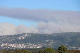 Incêndios: Mais de 140 operacionais e seis meios aéreos combatem fogo na Serra de Montejunto