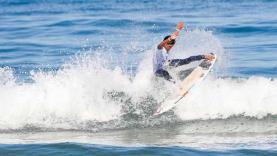 Jovem Matias Canhoto avança na eliminatória no mundial de surf na Praia dos Supertubos