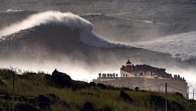 Nazaré: exposição de fotografia retrata 10 anos de ondas gigantes na Praia do Norte