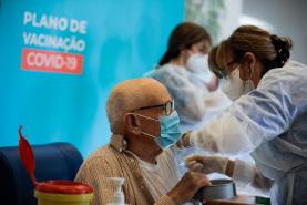 Covid-19: Primeira fase da vacinação prolongada para Abril